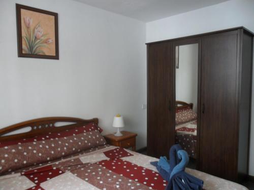 1 dormitorio con 1 cama, armario y espejo en Aguilon, en Arrecife