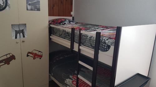 Ένα ή περισσότερα κρεβάτια σε δωμάτιο στο Studio-cabine au pied des pistes à Super Besse