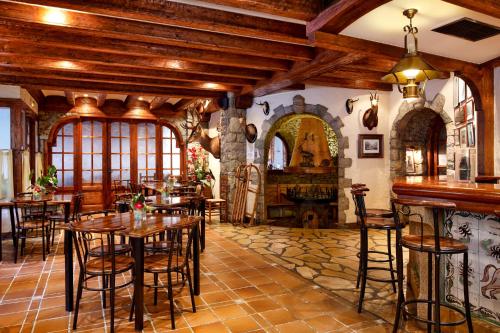 um restaurante com mesas e cadeiras num quarto em Hotel Ciria em Benasque