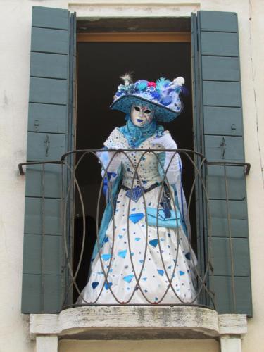 una muñeca con un vestido y sombrero en un balcón en Casa Renata, en Venecia