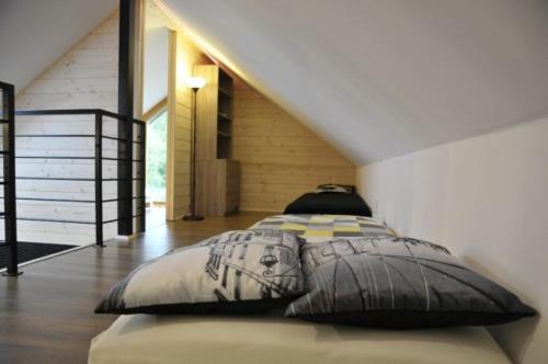 Domek na szlaku Rysianka Beskidy في Złatna: غرفة نوم عليها سرير ووسادتين