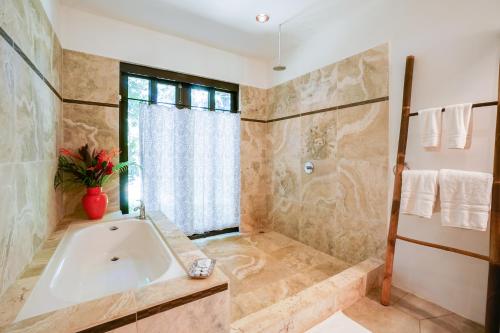 Un baño de Makara Suite Mariposa Ground Floor
