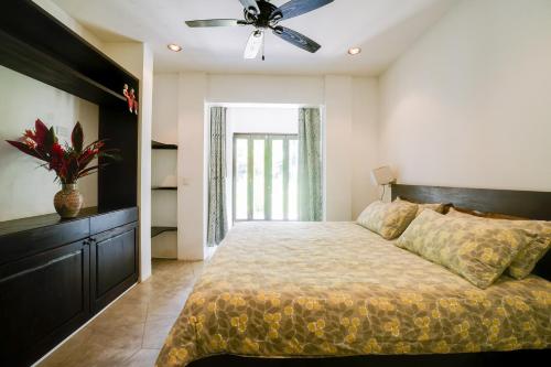 a bedroom with a bed and a ceiling fan at Makara Suite Mariposa Ground Floor in Uvita