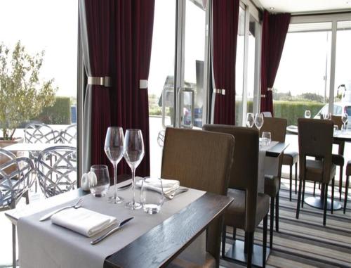 Restoran või mõni muu söögikoht majutusasutuses Hôtel l'Albatros