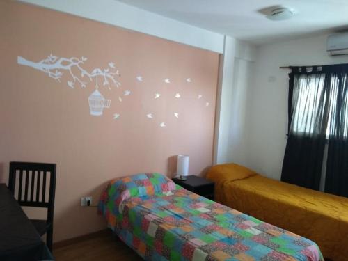 1 dormitorio con 1 cama y 1 silla en Depto36 Calle 44 entre 5 y 6 en La Plata