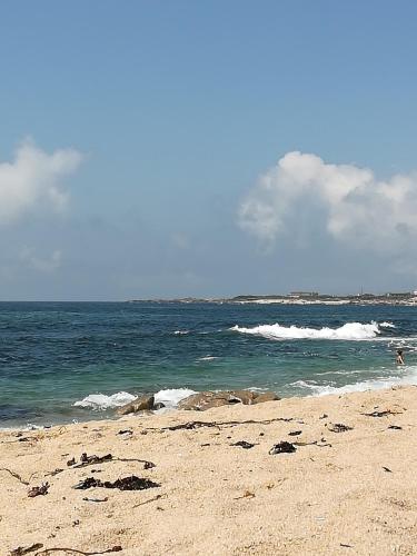 ポボア・デ・バルジンにあるApartamento marの波の波が続く砂浜