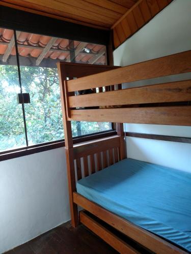a bunk bed in a room with two windows at Suíte Bella Vista in Barra Grande