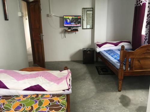 Tempat tidur dalam kamar di Parvi Homestay