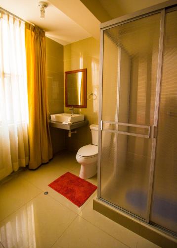 Bilik mandi di El Puerto Hotel
