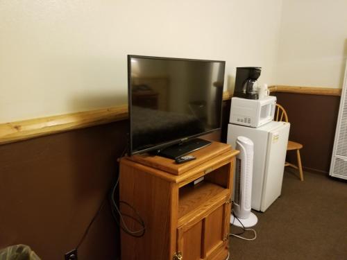 a flat screen tv sitting on top of a wooden stand at Fireside Lodge in Big Bear Lake