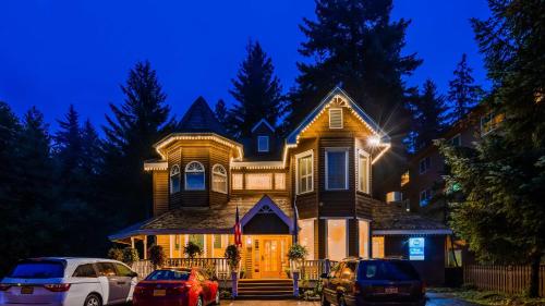 a house with cars parked in front of it at Best Western Grandma's Feather Bed in Mendenhaven