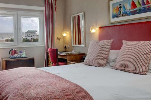 Säng eller sängar i ett rum på The Beachcroft Hotel, BW Signature Collection