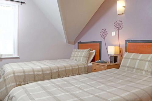 1 dormitorio con 2 camas y ventana en Best Western Deincourt Hotel en Newark upon Trent