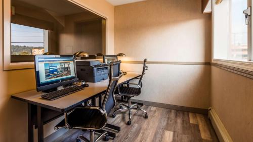 Televisyen dan/atau pusat hiburan di Tower Inn & Suites