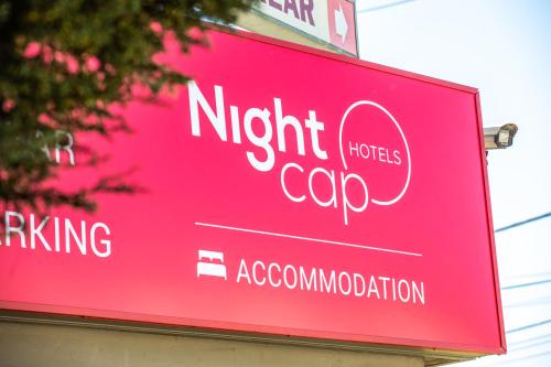 Nightcap at Coolaroo Hotelに飾ってある許可証、賞状、看板またはその他の書類