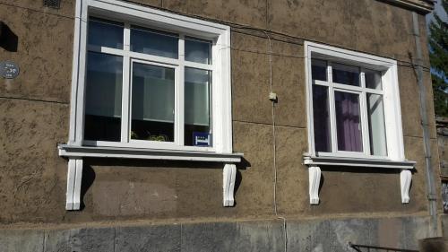 Apartment "Flowers" في ريغا: نافذتين على جانب المبنى