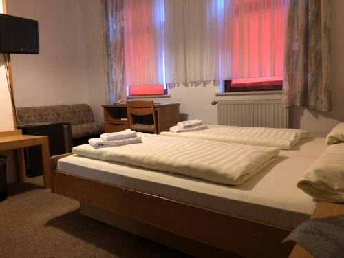 A bed or beds in a room at Krügers Hotel