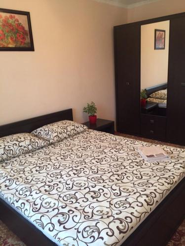 リヴィウにあるApartment Savkasのベッドルーム1室(ベッド1台、白黒の掛け布団付)
