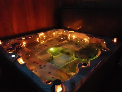 an overhead view of a hot tub with lights at Whirlpool Suite Venezia in Stelle