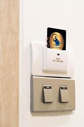 The LOL Elephant Hostelに飾ってある許可証、賞状、看板またはその他の書類