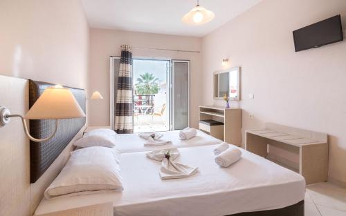 Tempat tidur dalam kamar di Yakinthos Hotel