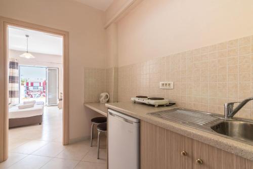 uma cozinha com um lavatório e um balcão em Yakinthos Hotel em Laganas