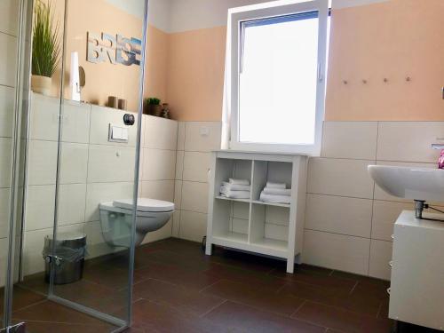 ヴァーレンにあるMÜRITZ-BRISEのバスルーム(トイレ、洗面台付)、窓が備わります。
