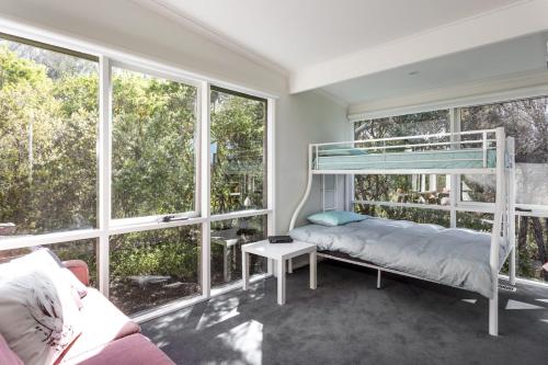 Ένα ή περισσότερα κρεβάτια σε δωμάτιο στο The Heyfield Hideaway: Tennis & Spa