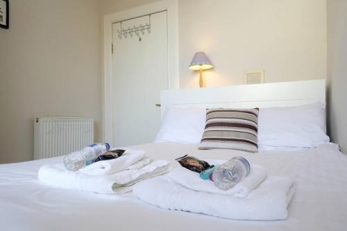 Кровать или кровати в номере Grindlay Street Residence