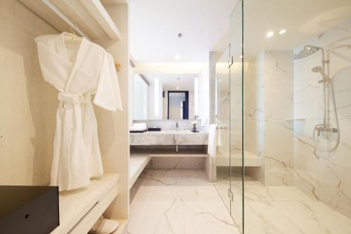 芭達雅南區的住宿－Health Land Resort & Spa，带淋浴和盥洗盆的浴室