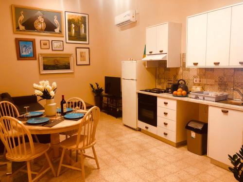 Kuchnia lub aneks kuchenny w obiekcie Karavella Vintage Apartment
