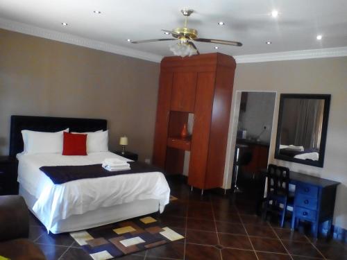 Cama ou camas em um quarto em Mmakosha Lodge