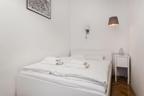 ブダペストにあるRumbach Apartmentの白いベッド(白いシーツ、タオル付)