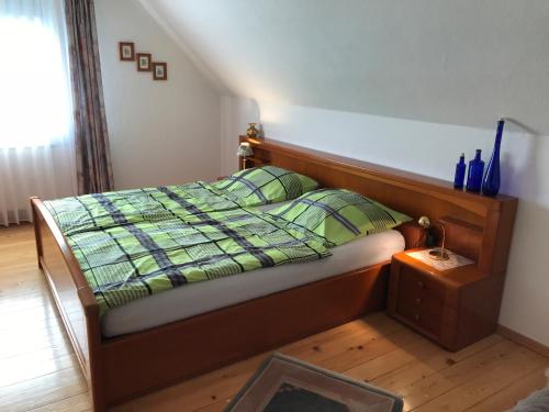 ein Schlafzimmer mit einem Bett mit einer karierten Decke in der Unterkunft Ferienwohnung Schäffer in Regensburg