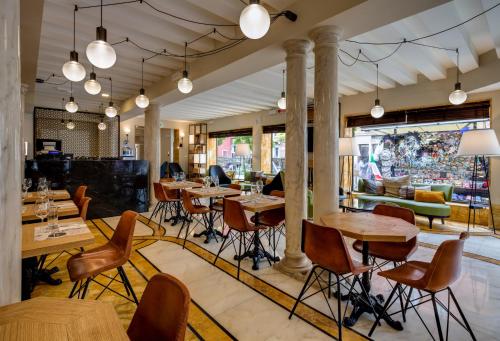 a restaurant with tables and chairs in a room at BW Premier Collection CHC Continental in Venice