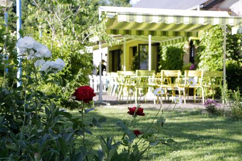 Κήπος έξω από το Logis Auberge du Barrez