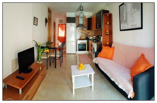 een woonkamer met een bank en een tafel bij Lur de la playa in Corralejo