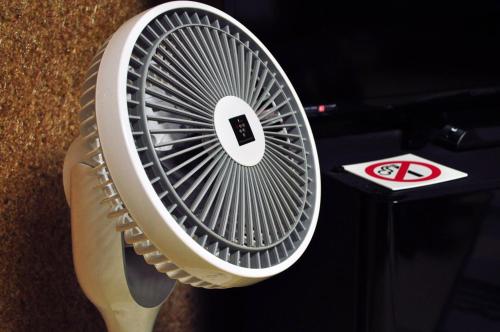 a white fan sitting on top of a table at Guest house HiDE in Lake Toya