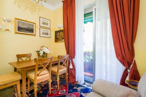 una sala da pranzo con tavolo e finestra di Diamond Apartment a Genova