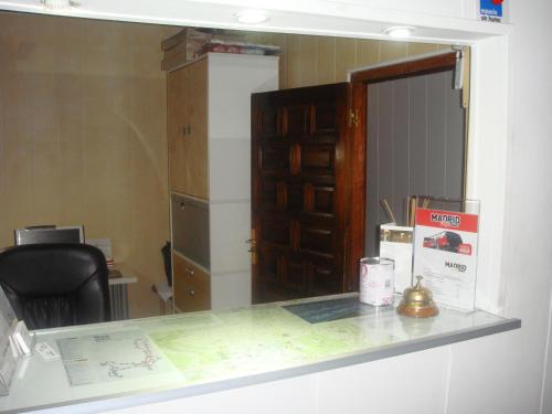 a room with a counter top with a desk and a chair at Hostal Riesco in Madrid