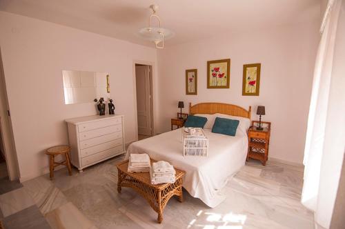 Posteľ alebo postele v izbe v ubytovaní Luminoso y fresco apartamento en 2ª línea de playa