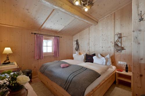 Postel nebo postele na pokoji v ubytování Almnest in Hochfügen mit privat SPA