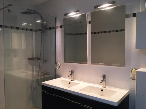 a bathroom with a sink and a shower at Alicante Plage Muchavista Vu Mer Piscine Wifi Clim in Alicante