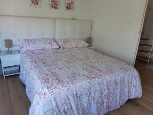 グラナダにあるDuplex LA ISLAのベッドルーム1室(ピンクと白のベッドカバー付)