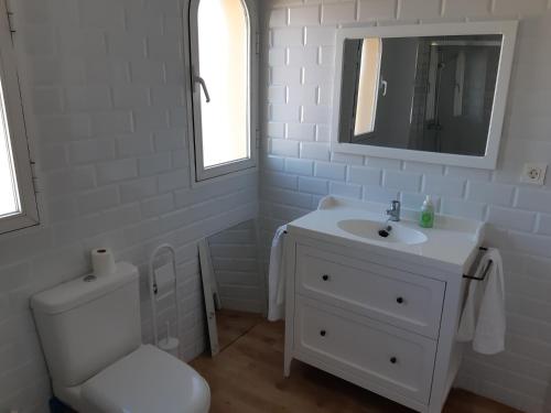 グラナダにあるDuplex LA ISLAの白いバスルーム(洗面台、トイレ付)
