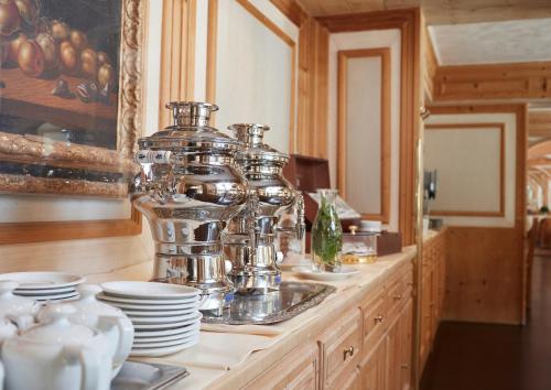 Una encimera de cocina con platos y una tetera encima. en Living Hotel am Deutschen Museum, en Múnich