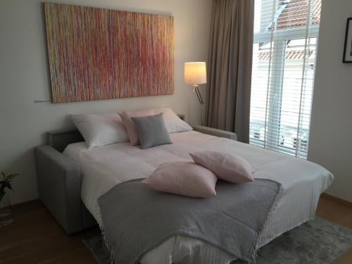 una camera con un letto con due cuscini sopra di Antwerp Town House Accommodations ad Anversa