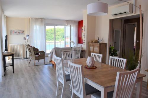une salle à manger et un salon avec une table et des chaises dans l'établissement L'âme Nomade - Bayonne Centre, à Bayonne