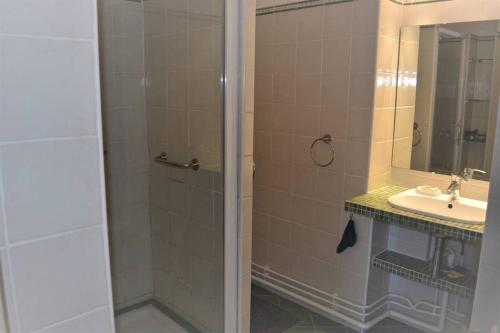 La salle de bains est pourvue d'une douche et d'un lavabo. dans l'établissement L'âme Nomade - Bayonne Centre, à Bayonne