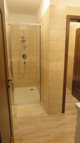 y baño con ducha y puerta de cristal. en Club Rezidence Pod Lučí en Loučovice